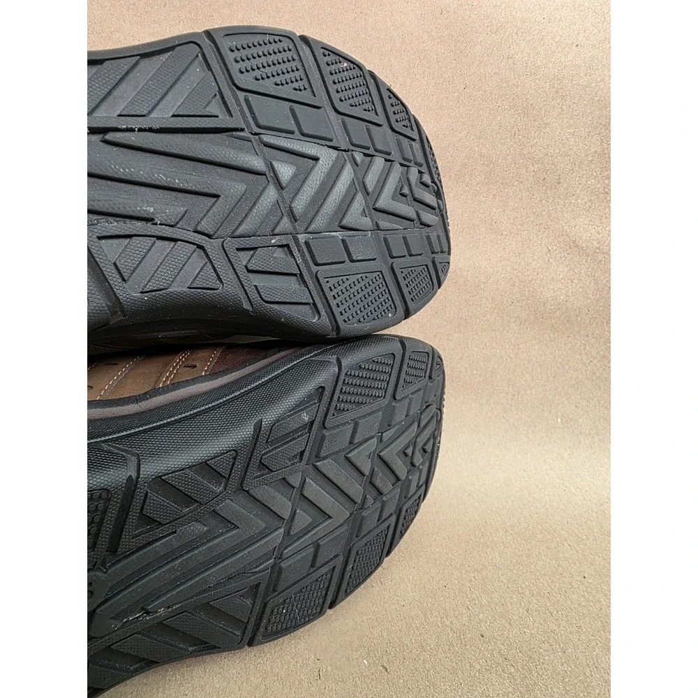 Skechers preowned low